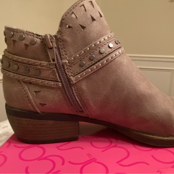 Sugar Terraine Distressed Taupe Ankle Booties Size 8.5M - Picture 5 of 8